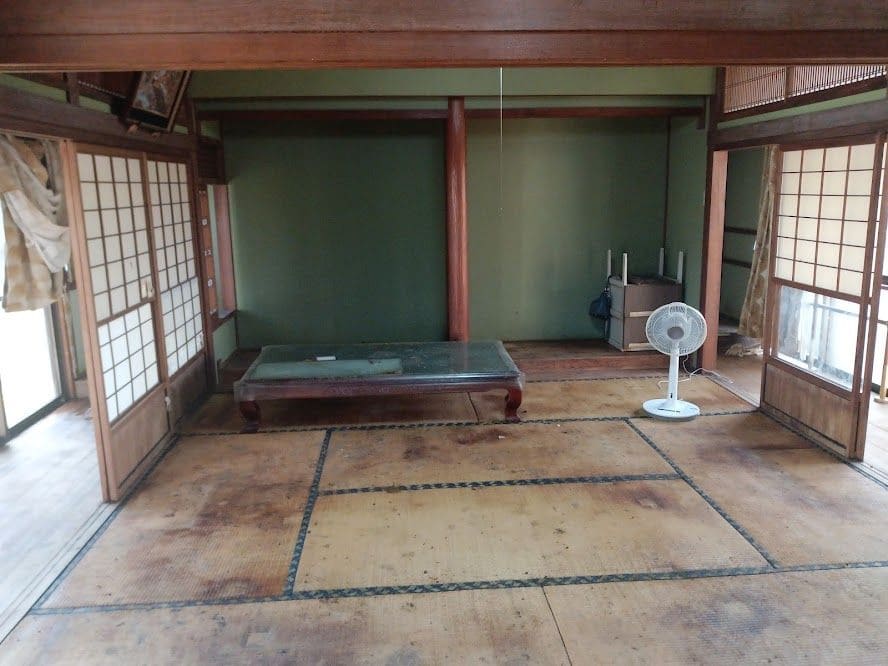 ペット　犬猫の多頭飼育崩壊前の掃除後