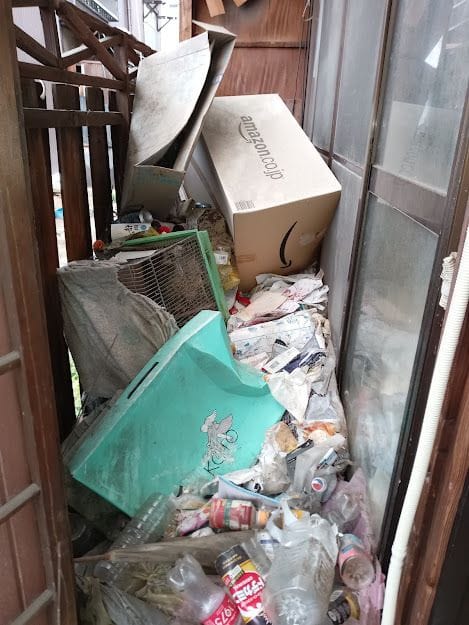 小倉南区　玄関のゴミ